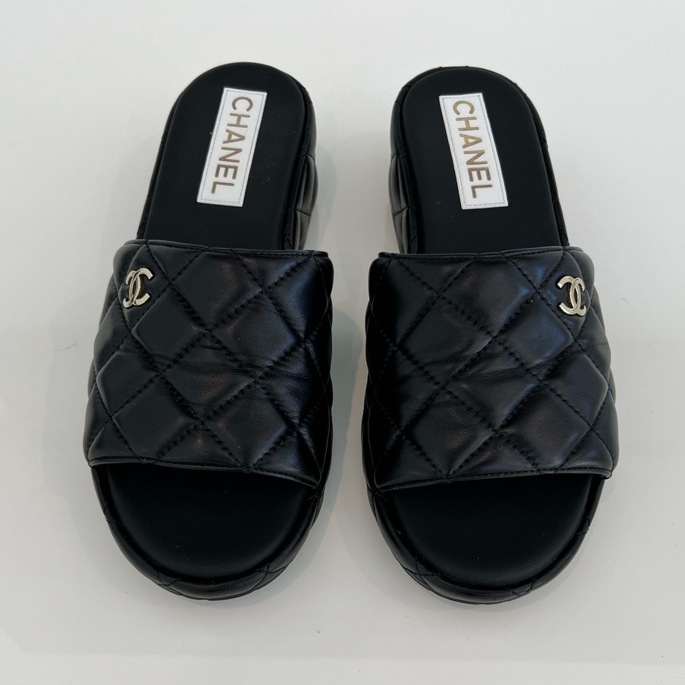 CHANEL 23C BLACK LEATHER PLATFORM SLIDE SANDALS SIZE IT 38 / US 8 - Picture 3 of 15